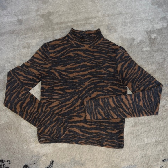 Animal Print Cropped Long Sleeve - Picture 1 of 1